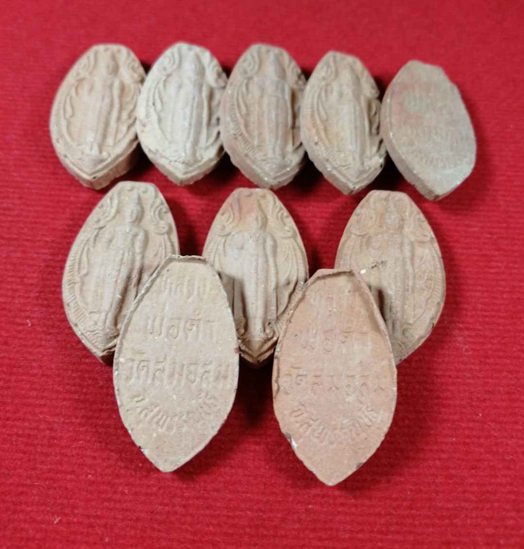 พระผงหลวงพ่อดำ วัดสมอลม สุพรรณบุรี รุ่นแรก ที่ระลึกในงานสร้างโบสถ์ เนื้อดินเผาปี 2539