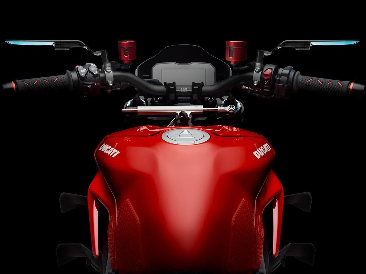 กระจกข้าง Rizoma รุ่น stealth สำหรับ รถ naked ทุกรุ่น ทำหน้าที่เป็นเหมือนสปอยเลอร์ สร้างแรงกด downforce