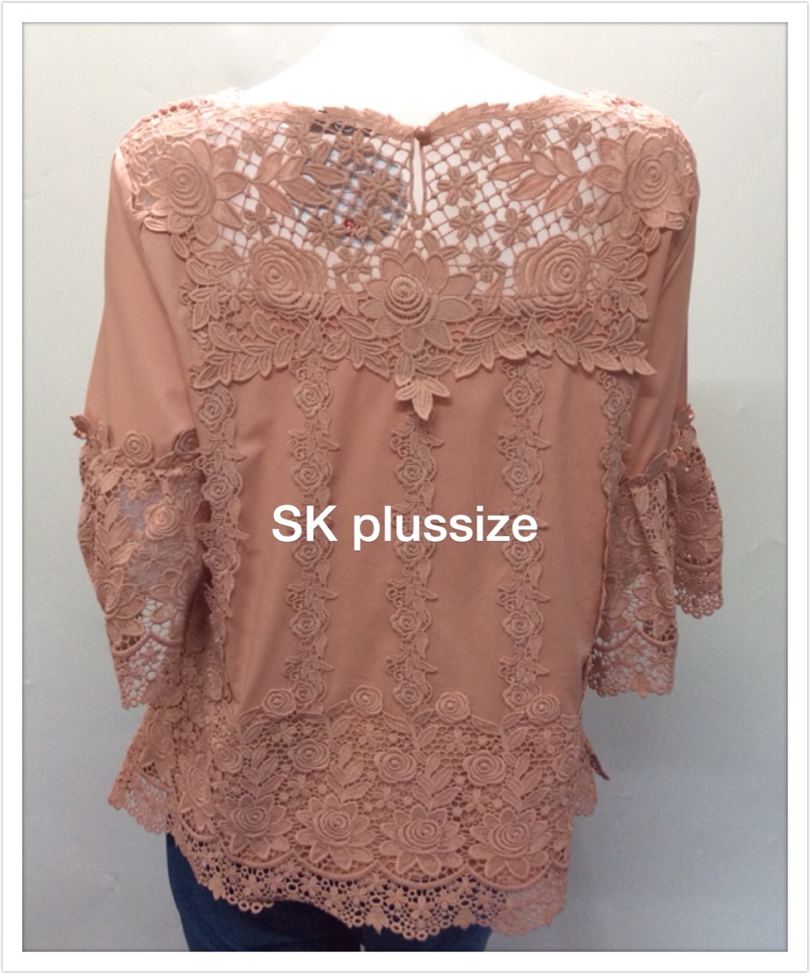 เสื้อคอตตอลแต่งลูกไม้ แขนพวง สีชานม รอบอก 50 นิ้ว