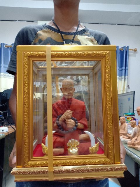 พระเกจิ ใส่ตู้หลุยหนา ตู้กว้าง 8 นิ้วครึ่ง สูง 11 นิ้ว มีงาช้าง+ถุงทอง+บิ้นทอง(รับเกจิองค์ไหนระบุในเเชท)