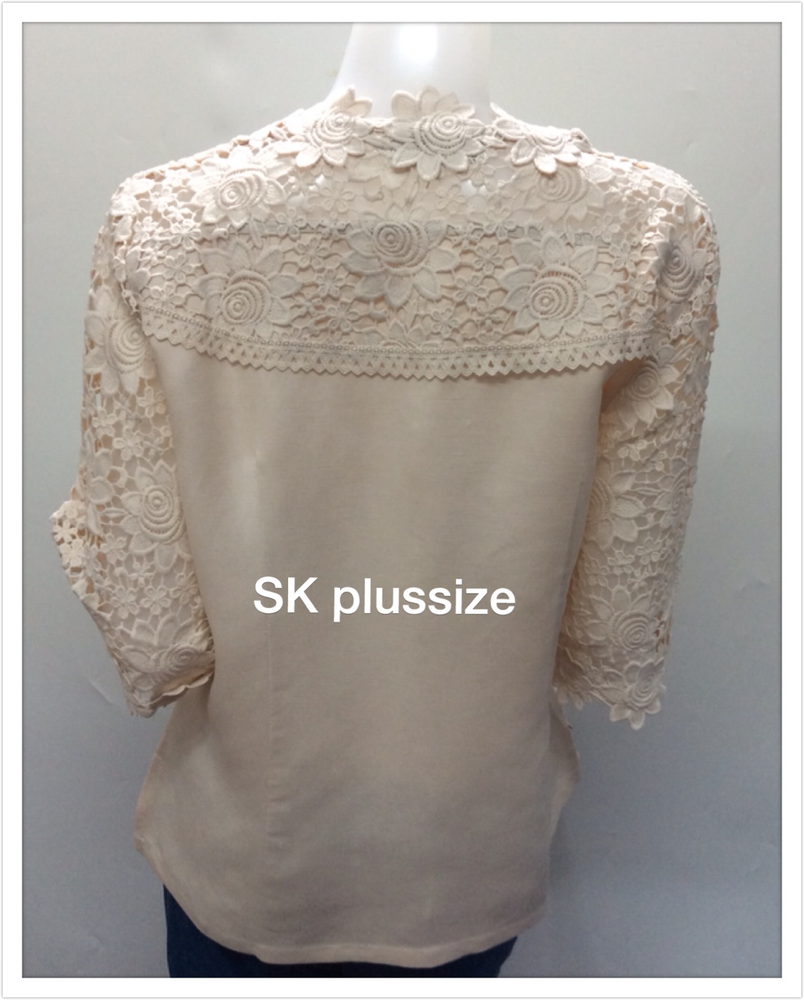 เสื้อลินิน แต่งลูกไม้ สีครีม รอบอก 48 นิ้ว