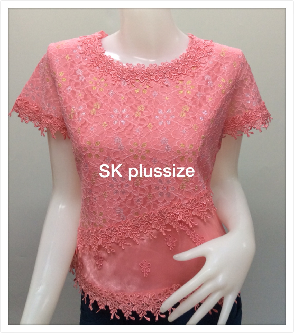 เสื้อลูกไม้ สีชมพู ชายผ้าแก้ว แขนสั้น รอบอก 36 นิ้ว