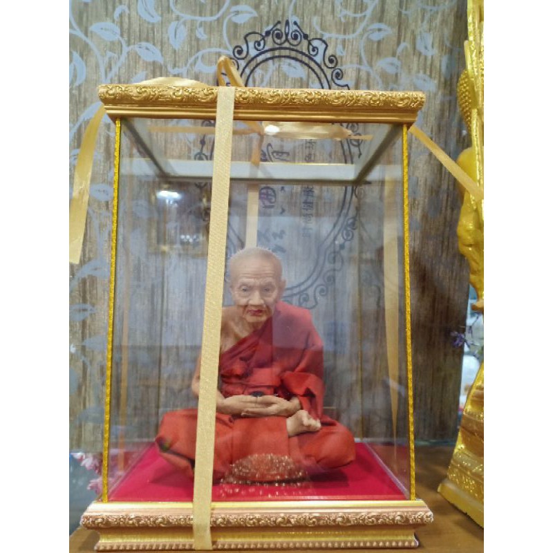 ตู้กระจกพร้อมพระเกจิ ของที่ระลึก ของขวัญ ของมงคล