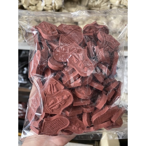 พระผงท้าวเวสสุวรรณ สีเเดง 1 ถุงมี100 องค์ สั่งหลายถุงลดราคาได้อีกนะคะ