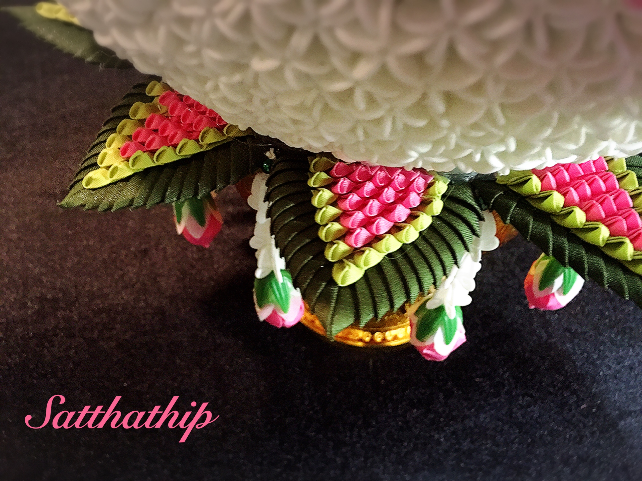 พานพุ่มดอกรัก/พานพุ่มดอกรักประดิษฐ์ (พลาสติก) ประดับช่อเอื้อง และยอดกลีบกุหลาบผ้า - Phan bush