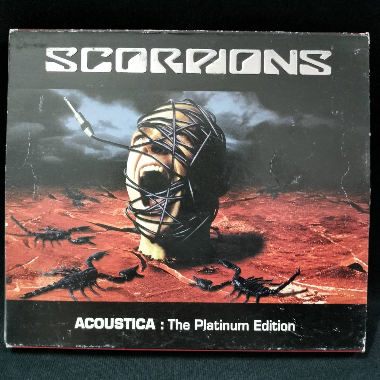 Scorpions – Acoustica: The Platinum Edition / THAILAND / กล่องสวมเก่าเก็บ / เขี้ยวล็อคถาดกล่องหัก / 2CD / แผ่นดี