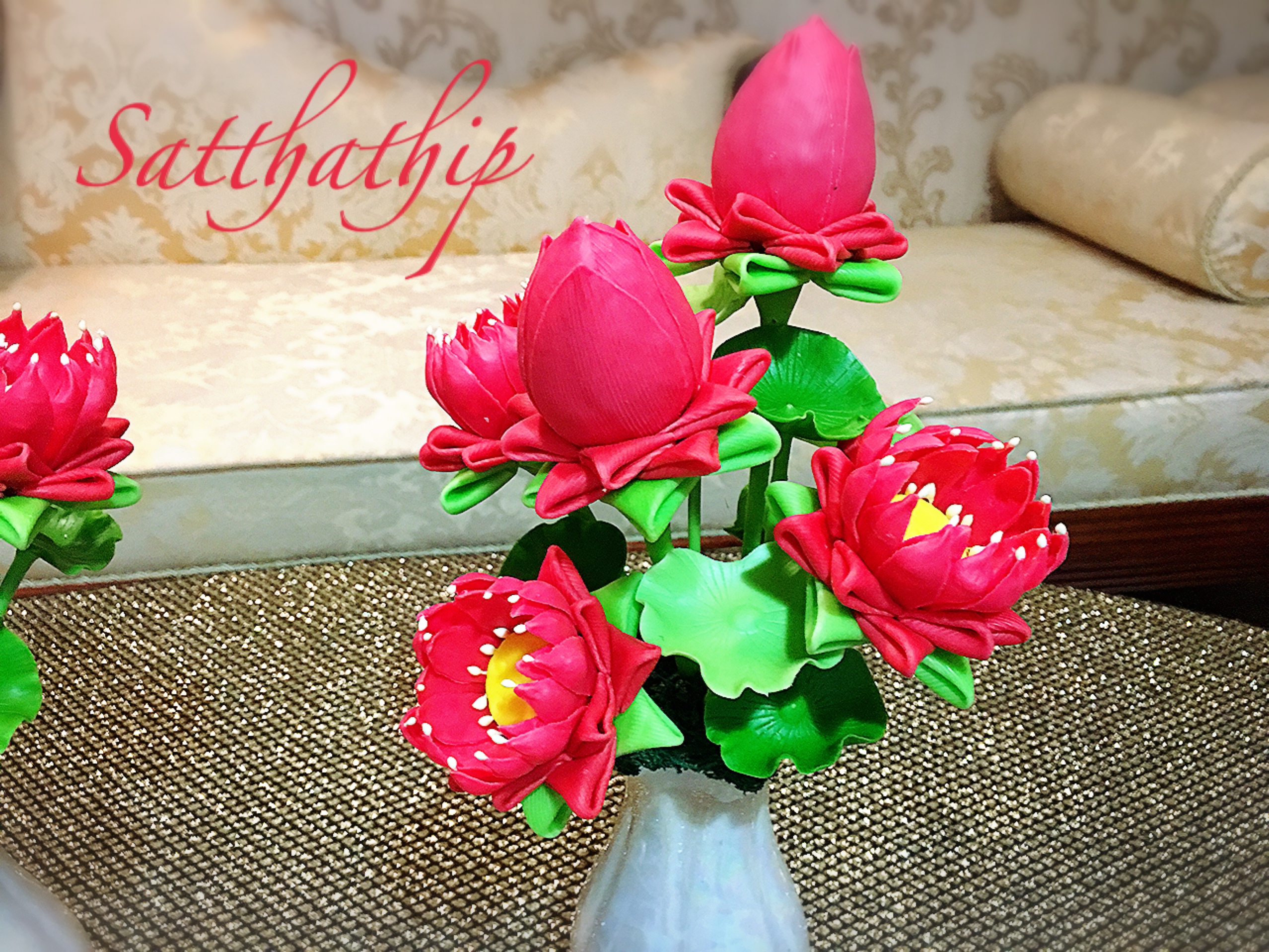 แจกันดอกบัว - ดอกบัวประดิษฐ์ - แจกันดอกบัวพับสีแดง (ข้างละ 5 ดอก) - แจกันดอกบัวประดิษฐ์ - Lotus Flower