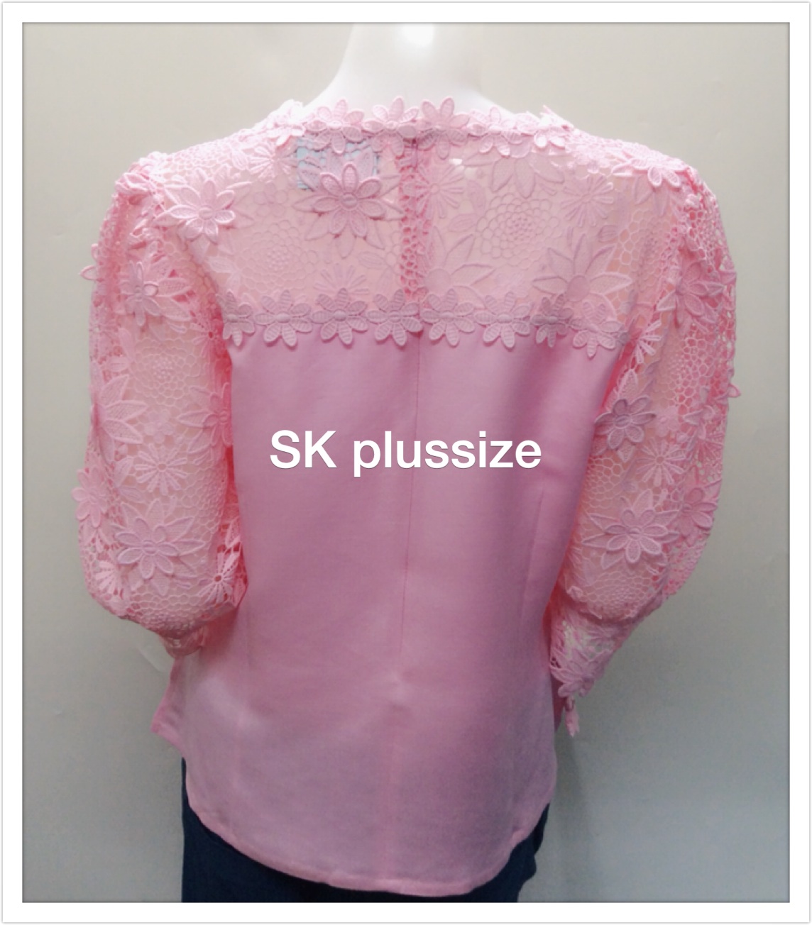 เสื้อลินินแต่งลูกไม้ สีชมพู แขนตุ๊กตา รอบอก 48 นิ้ว