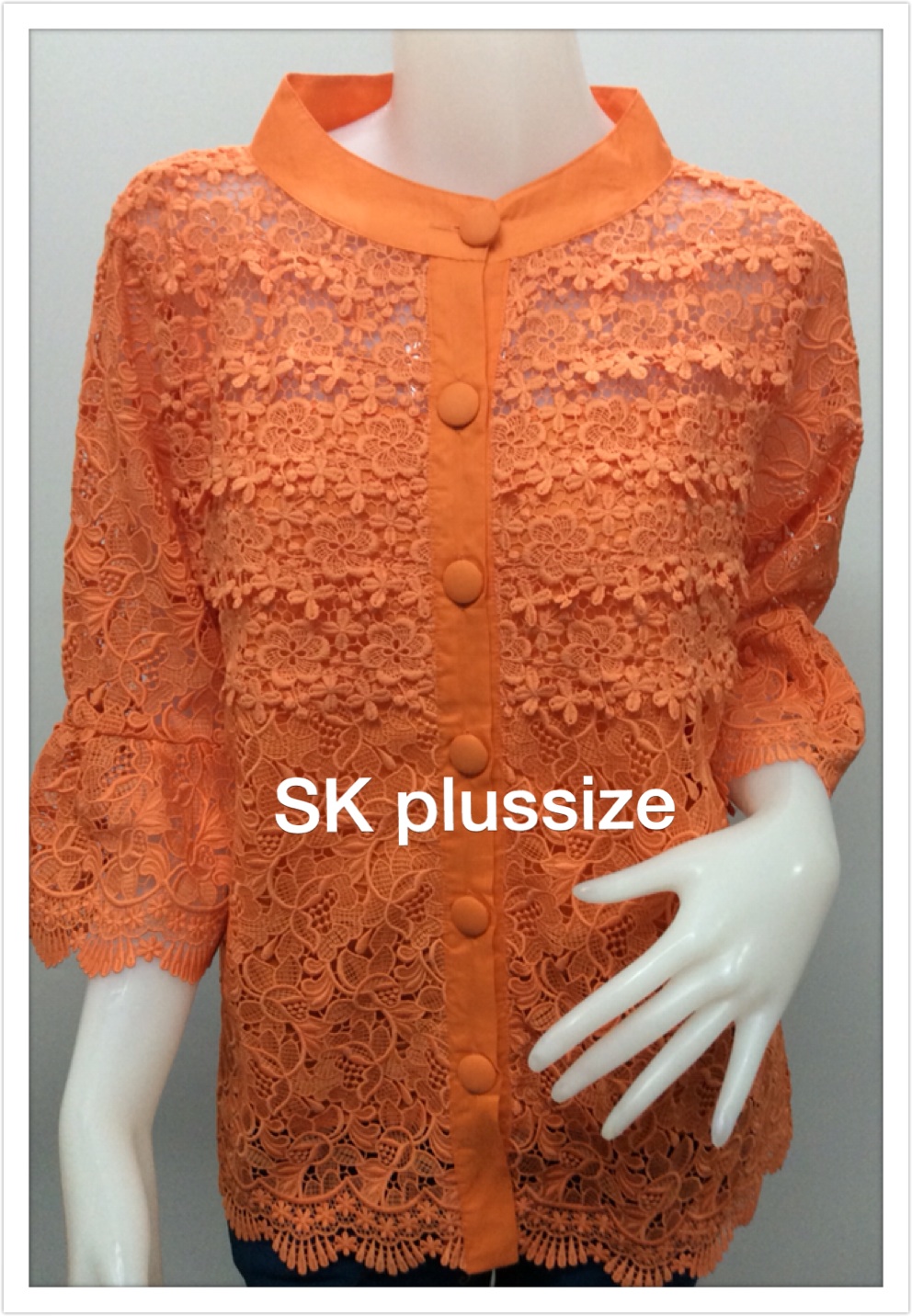 เสื้อลูกไม้ สีส้ม คอตั้ง แขนระบาย รอบอก 46 นิ้ว