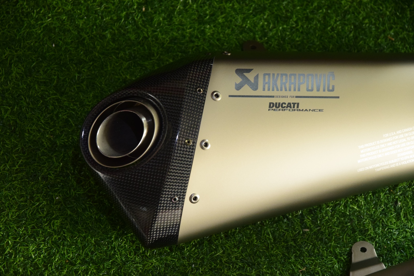 ท่อ Akrapovic สลิปออน สำหรับ Panigale V2 (For Exhibition only)