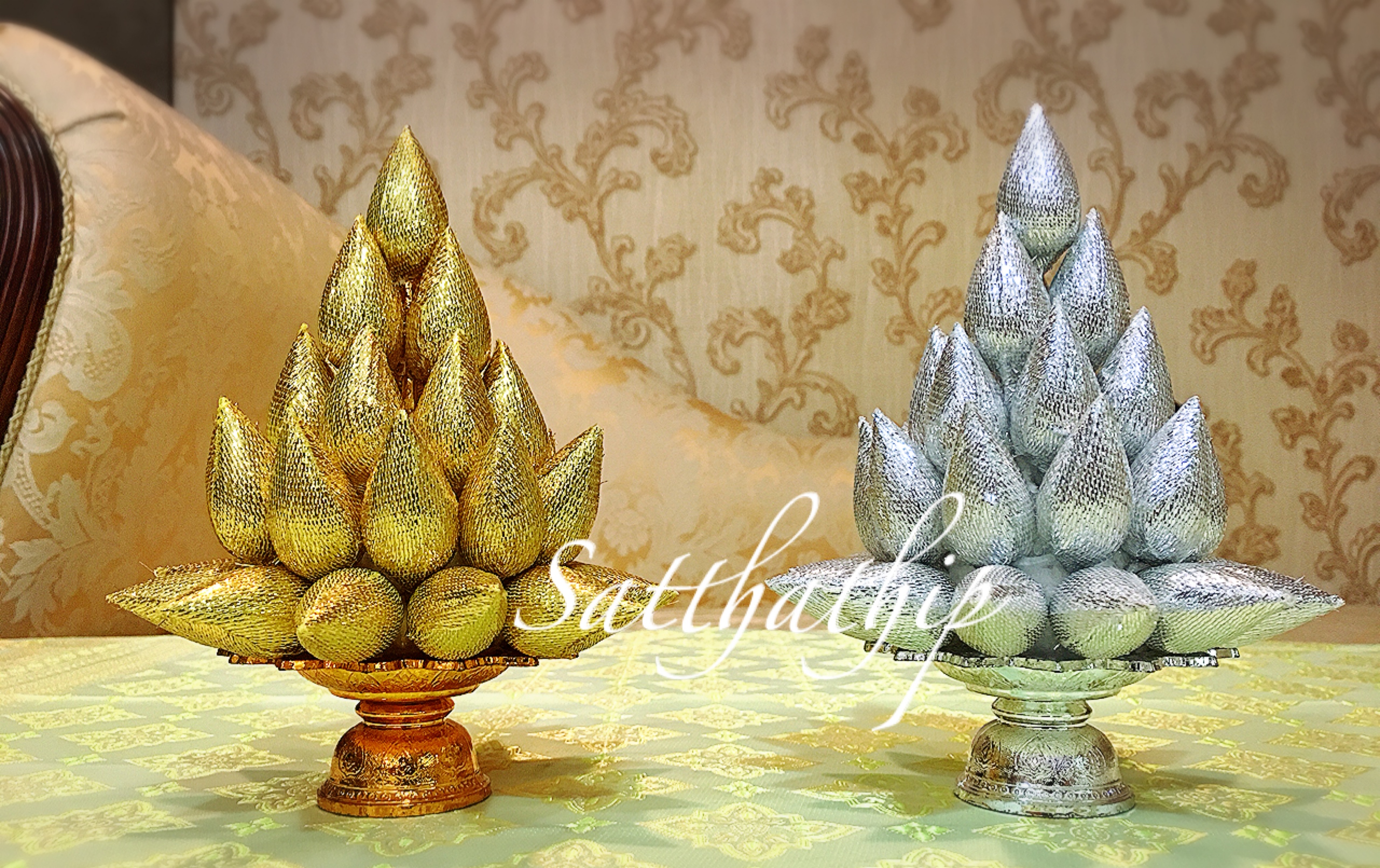 พานพุ่มดอกบัวเงินทอง