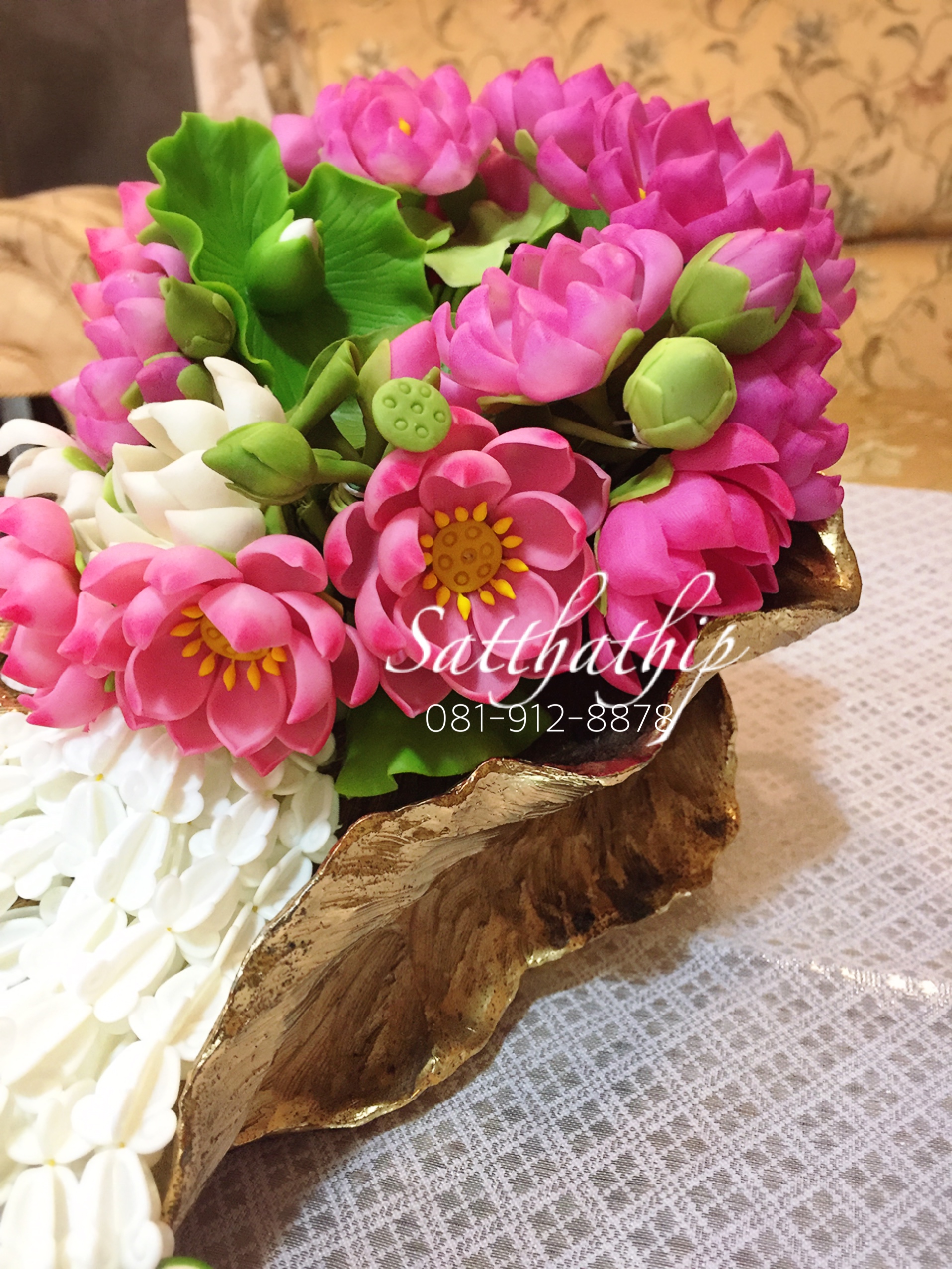 พวงมาลัยดอกบัวหลวง ประดิษฐ์จากดิน - Lotus garland