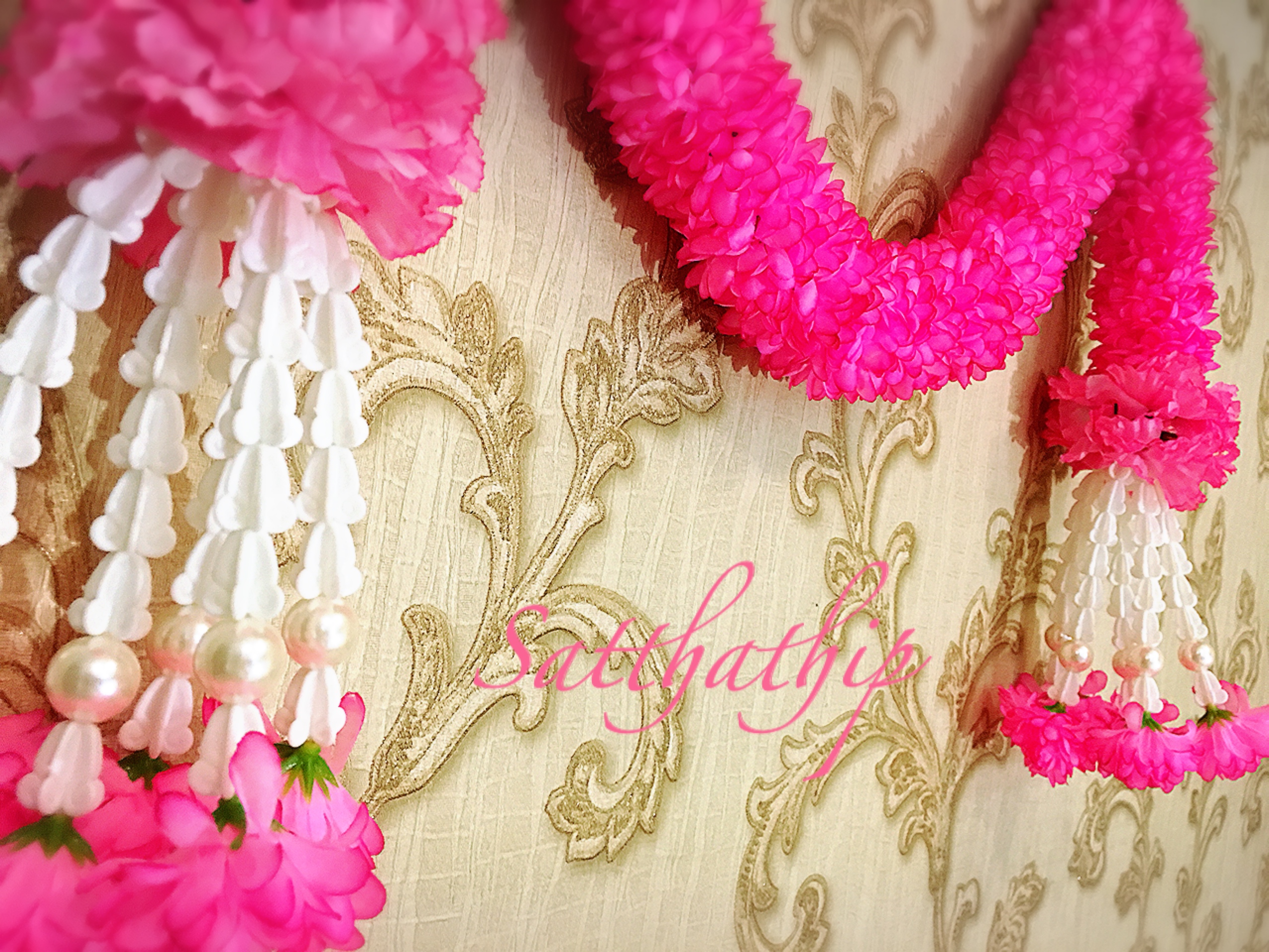 พวงมาลัยผ้าสองชาย [แบบตัดก้านดอก ร้อยแน่น 450 บาท/เมตร]