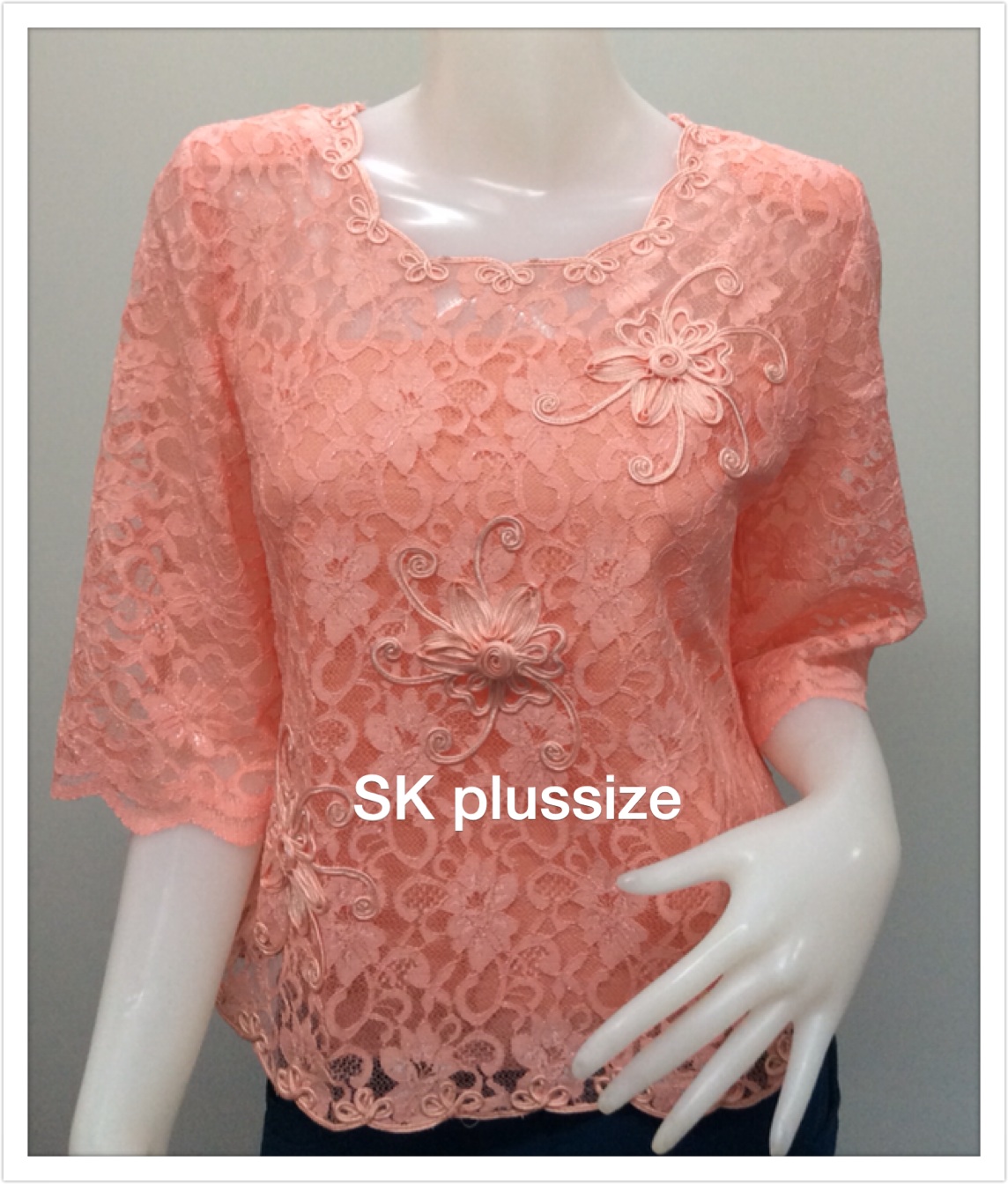 เสื้อลูกไม้ สีส้ม คอเหลี่ยม แขน 3 ส่วน รอบอก 38 นิ้ว