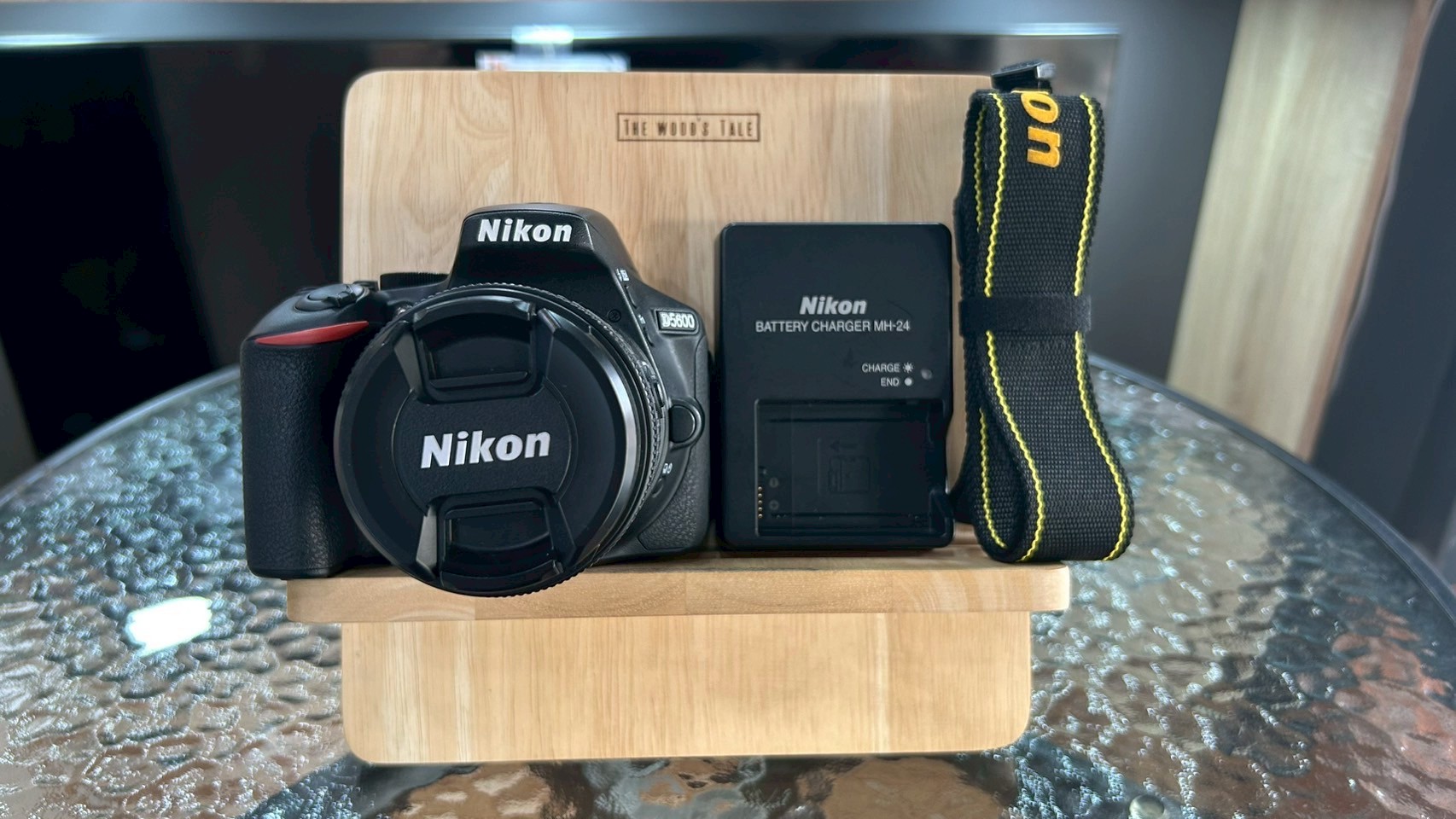 NIKON D5600 + Lens Nikon AF-P DX NIKKOR 18-55mm f3.5-5.6G VR