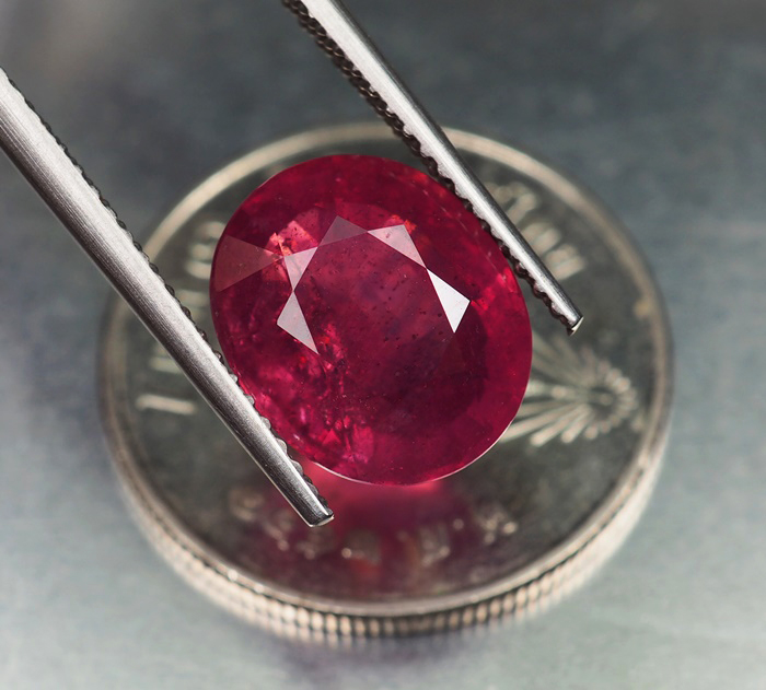 พลอยทับทิม (Ruby) 5.60 กะรัตสีชมพูอมม่วง