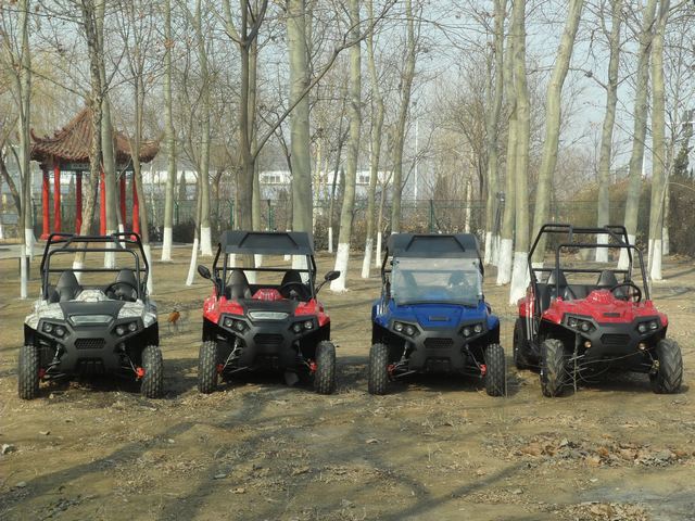 UTV ขยายกว้างกว่าเดิม+เครื่องยนต์มาตราฐานแรงกว่าเดิม 200CC ระบบเกียร์ออโต้ F/N/R พร้อมอ๊อฟชั่นให้เลือกล้อแม็กซ์+ยางใหญ่ +หลังคาไฟเบอร์+กระจกหน้า+ไฟ