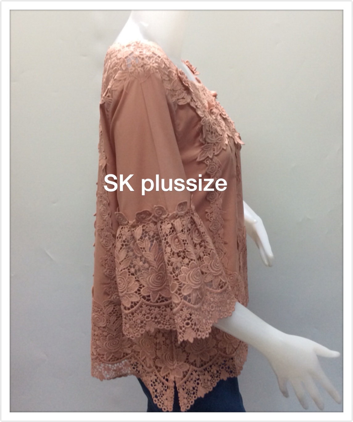 เสื้อคอตตอลแต่งลูกไม้ แขนพวง สีชานม รอบอก 50 นิ้ว