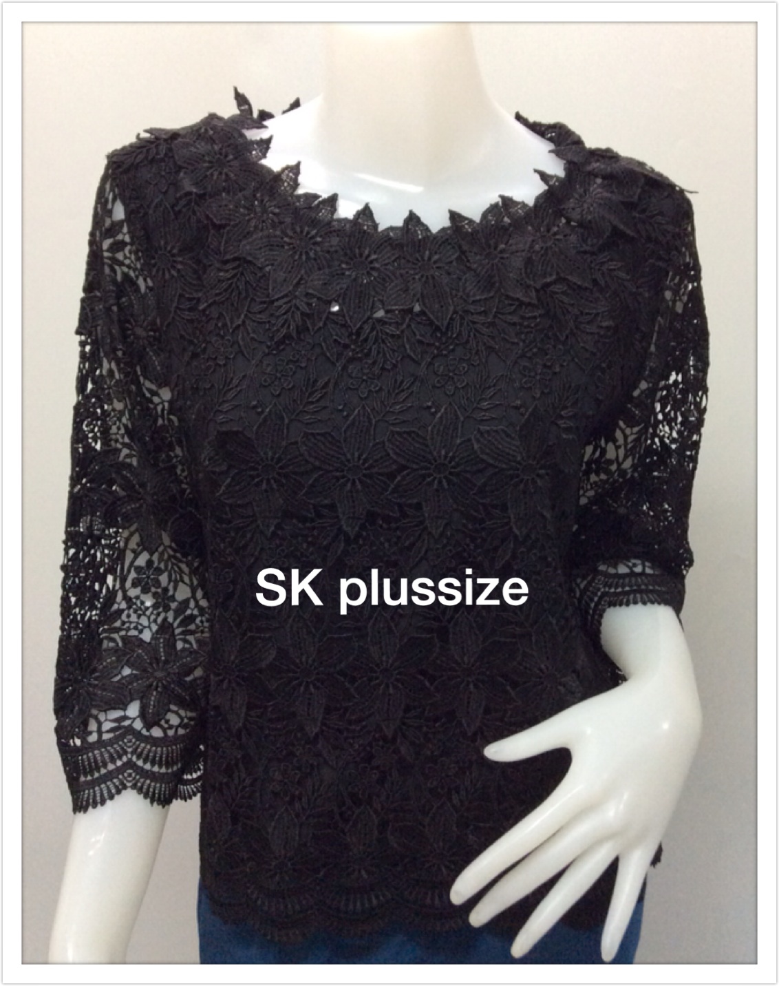 เสื้อลูกไม้ สีดำ คอแต่งช่อดอกไม้ แขน 3 ส่วน รอบอก 40 นิ้ว