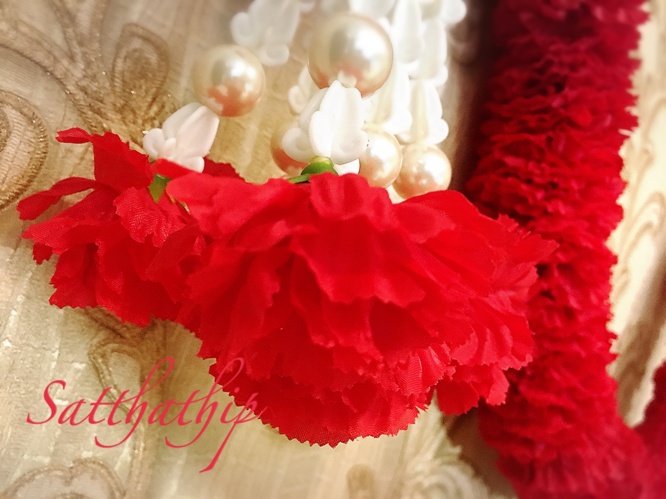 พวงมาลัยผ้าสองชาย [แบบตัดก้านดอกร้อยแน่น 400 บาท/เมตร]