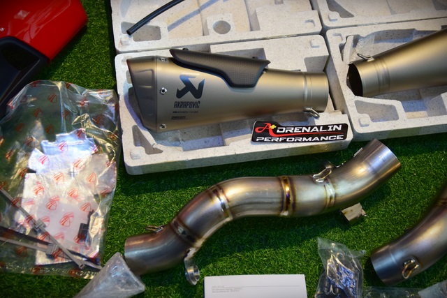 ท่อ Akrapovic Slip on และ ฟูล สำหรับ Panigale V4/V4S 2018-2021 (For Exhibition only)