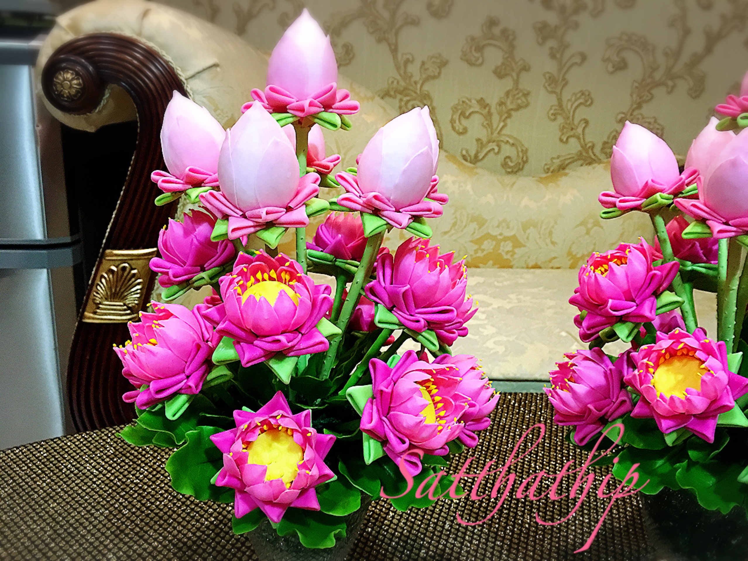 พานดอกบัว - ดอกบัวประดิษฐ์ - แจกันดอกบัวพับ (ข้างละ 18 ดอก) ประดิษฐ์จากดิน - Lotus Flower