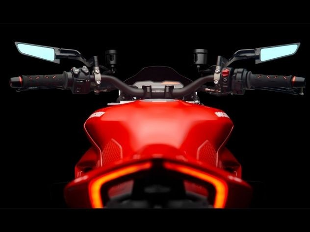 กระจกข้าง Rizoma รุ่น stealth สำหรับ STF V4 ทำหน้าที่เป็นเหมือนสปอยเลอร์ สร้างแรงกด downforce