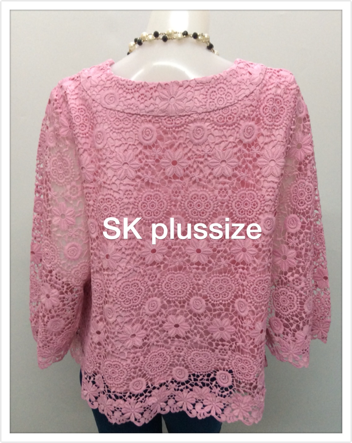 เสื้อลูกไม้ทรงเอ สีชมพู คอปาด แขนบาน รอบอก 38 นิ้ว