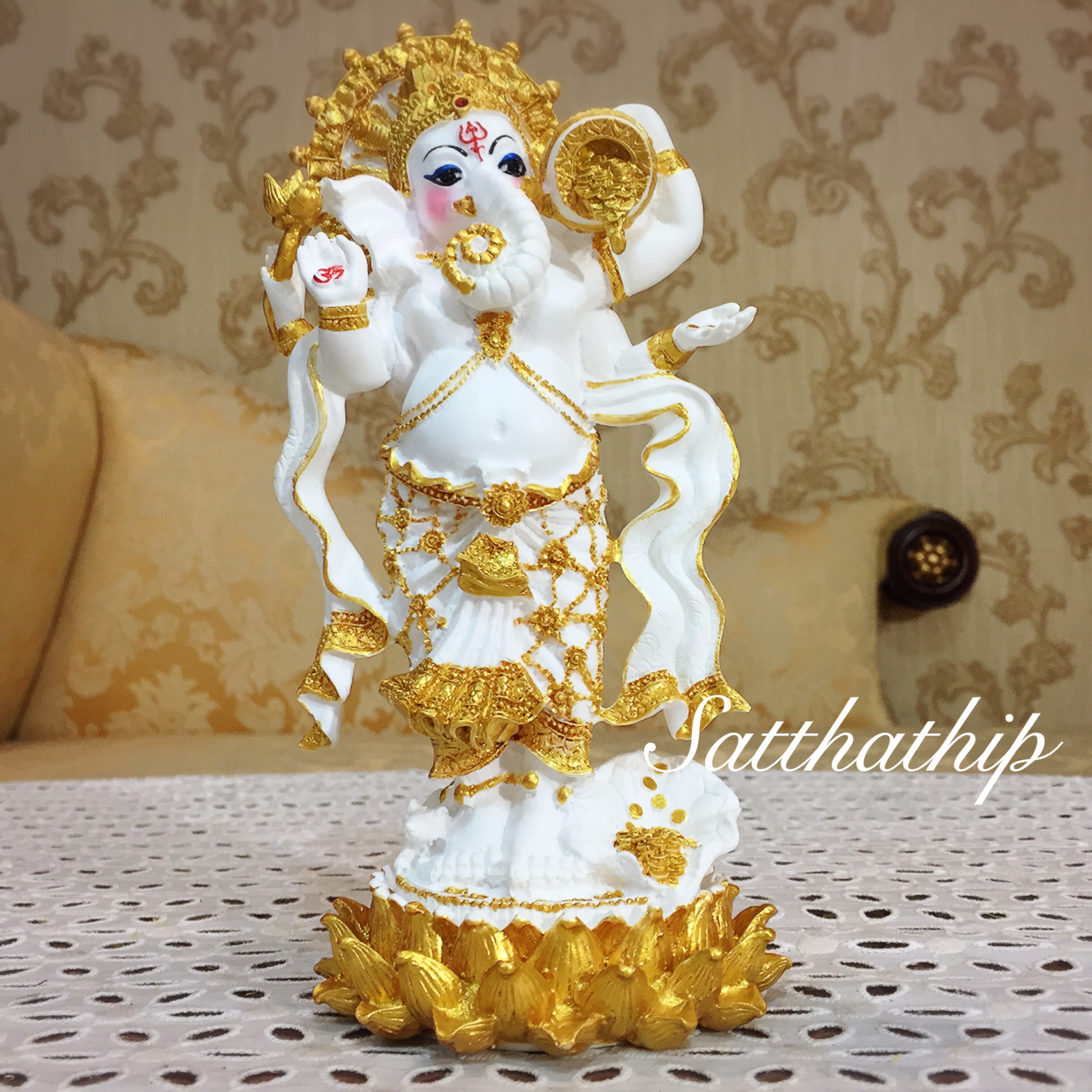 พระพิฆเนศ ปางประทานพร โปรยเงิน (เซรามิก) - Ganesha: Lord of Success