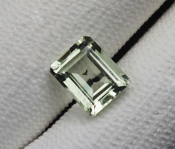 โทปาสพลอยสีเขียวอ่อน (Green Topaz) 2.55 กะรัต