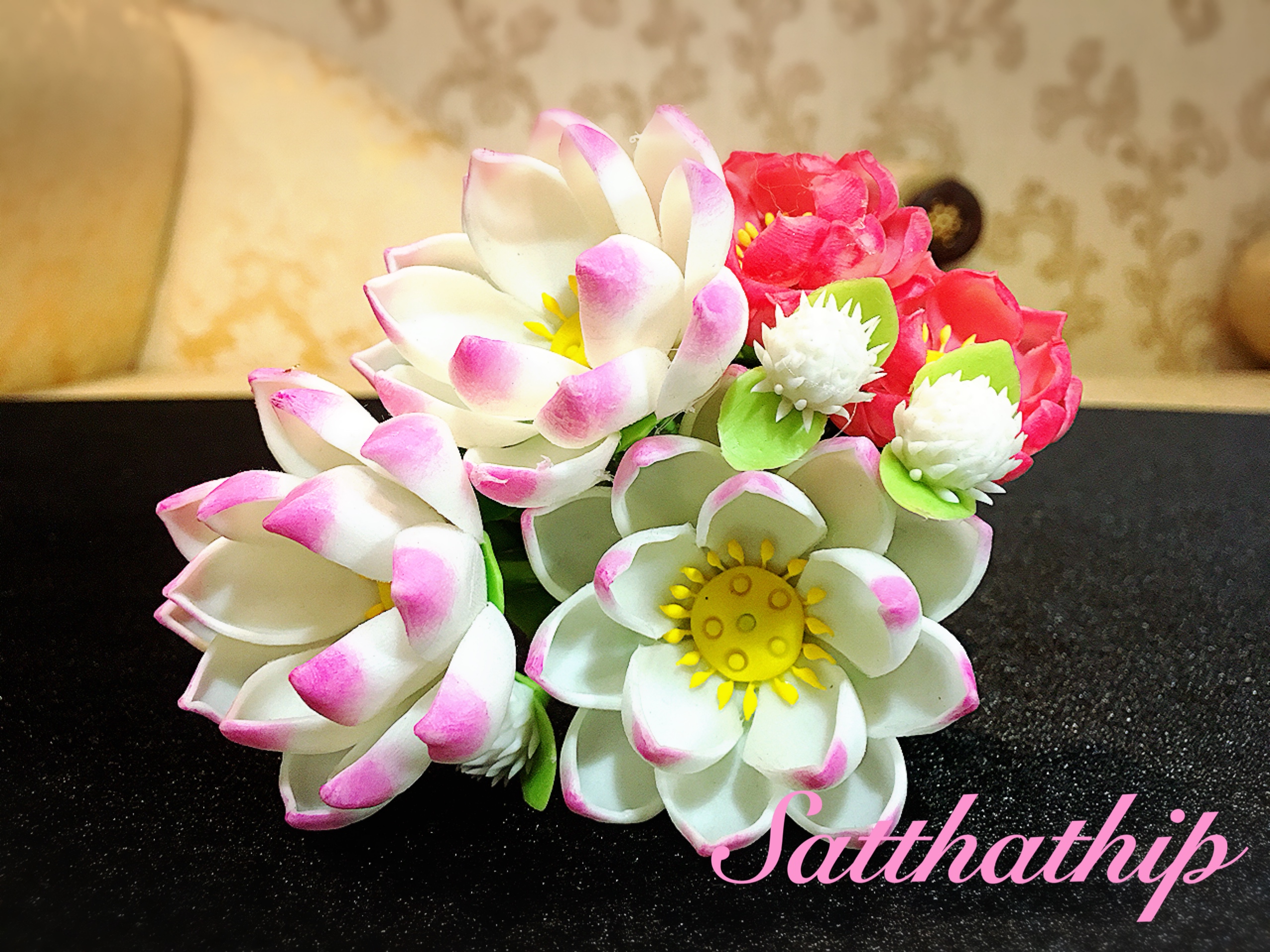 กรวยดอกบัวผสมดอกไม้มงคล ประดิษฐ์จากดิน