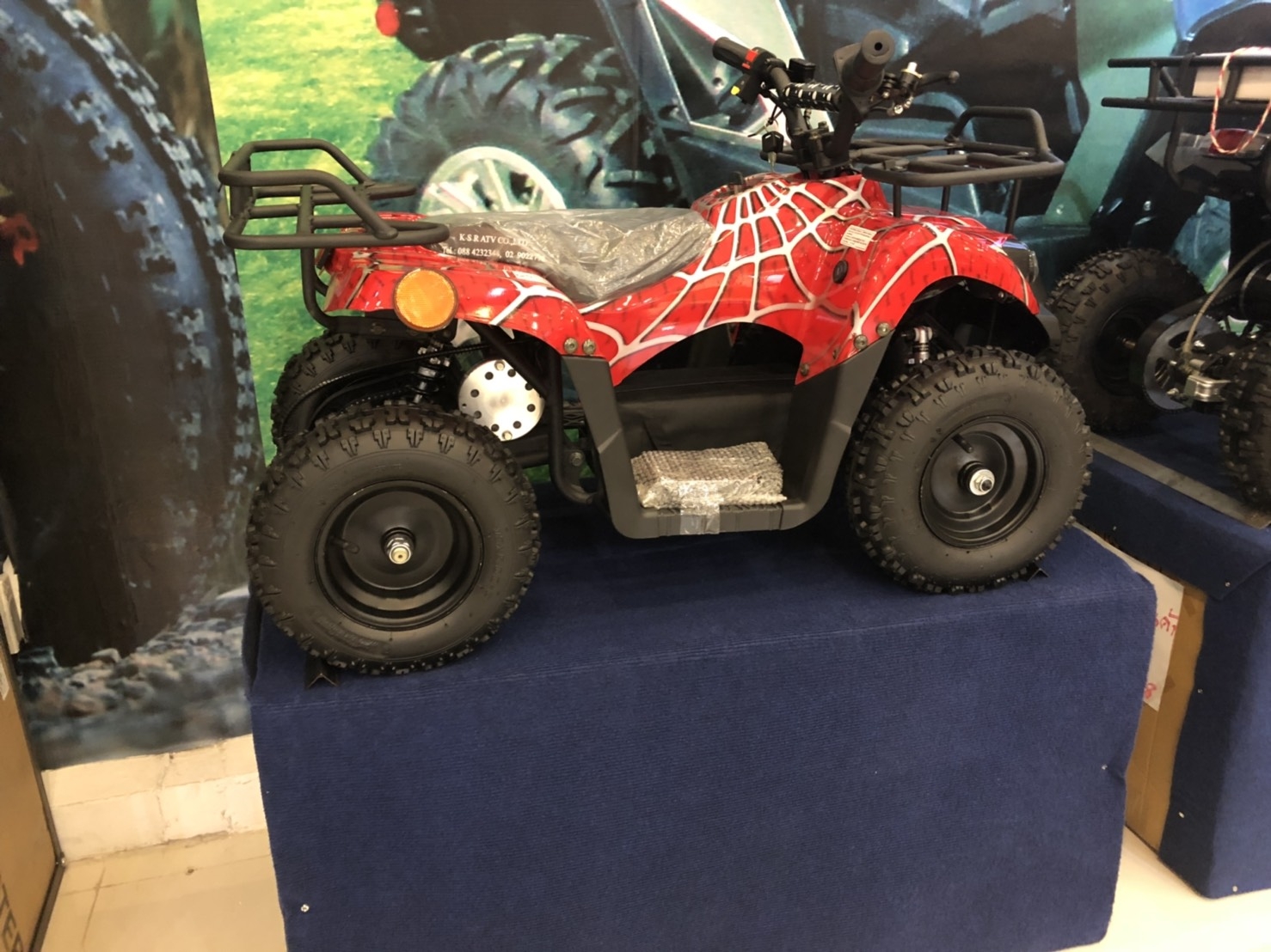 ATV ขับเคลื่อนด้วยระบบมอเตอร์ไฟฟ้า เหมาะสำหรับเด็ก 4 ขวบขึ้นไปเงียบและปรอทภัยแบตชาร์ทกับไฟบ้านได้ สินค้าจากโรงงานมาตราฐานอะไหล่มีเปลี่ยนทุกชิ้น