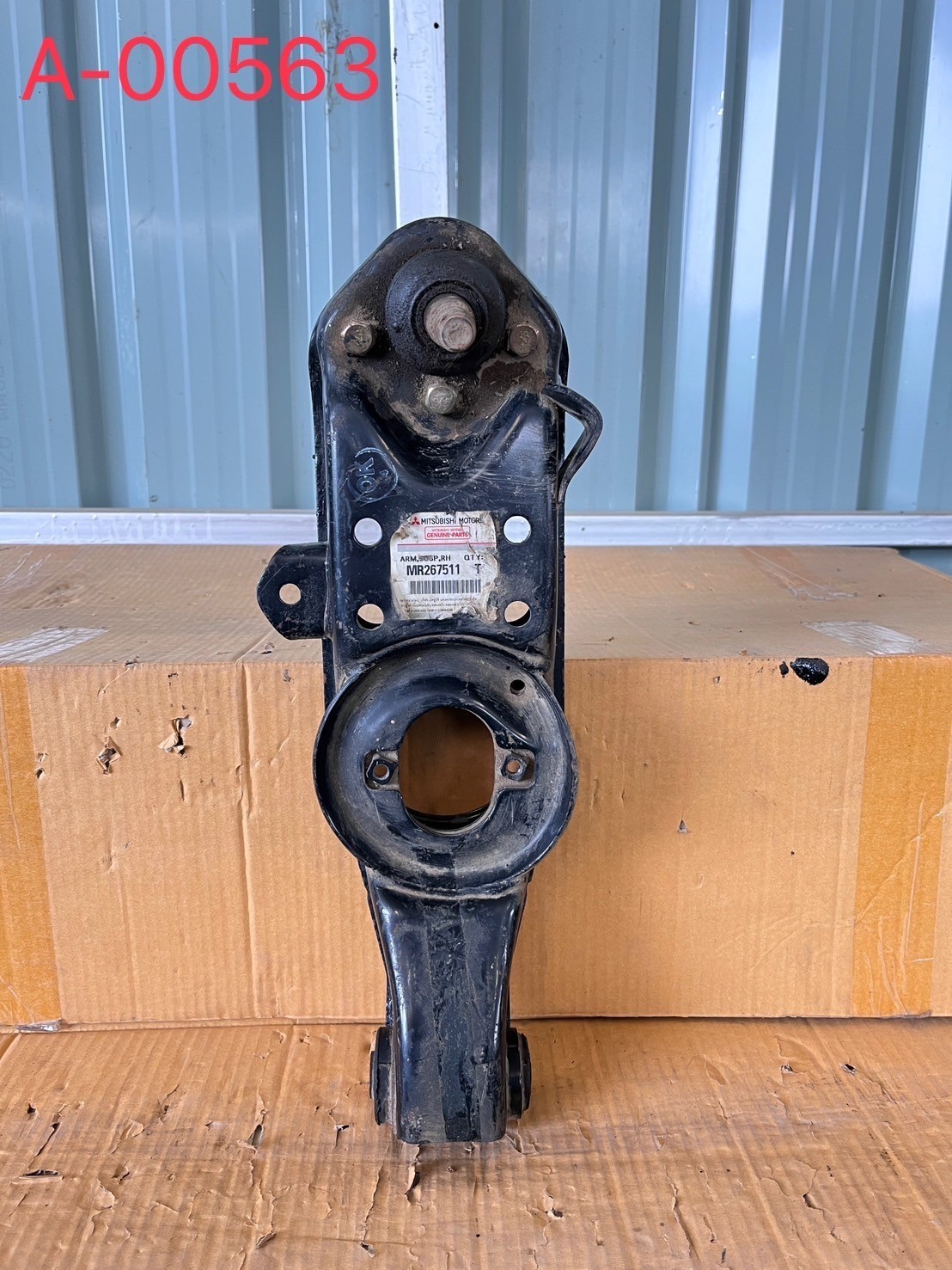 ปีกนกล่าง R Mitsubishi Strada