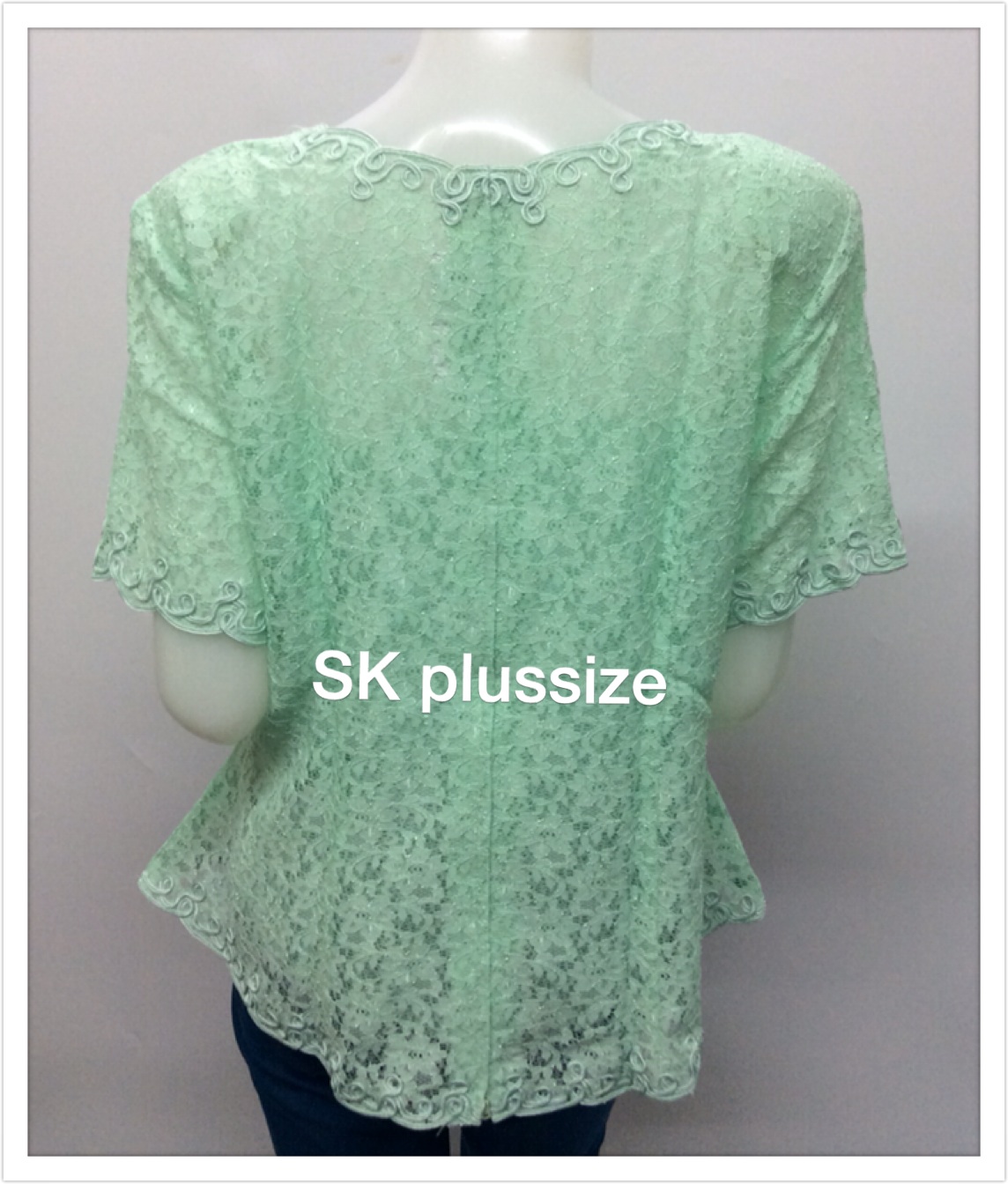 เสื้อลูกไม้ สีเขียว แขนสั้น รอบอก 44 นิ้ว