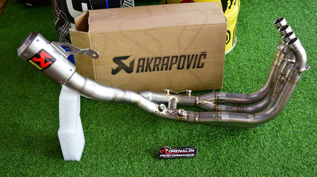 Akrapovic ชุดคอฟูล (Titanium) สำหรับ S1000RR 2020+ (For Exhibition only)