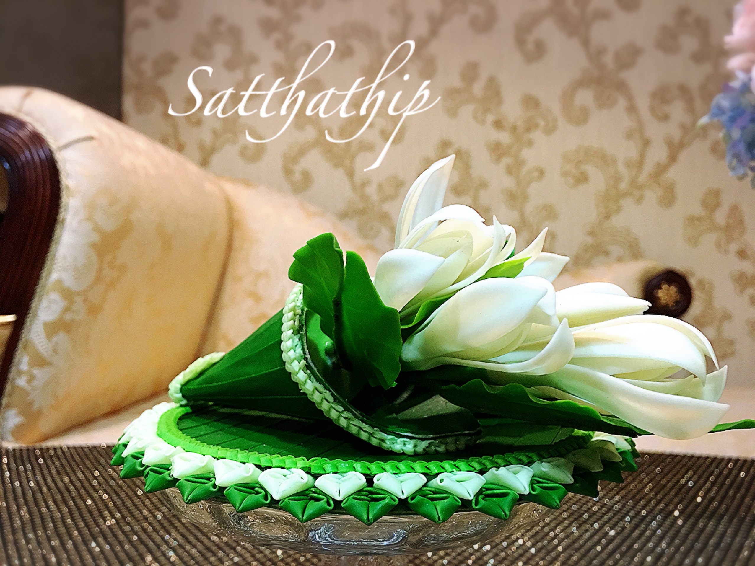 ชุดกรวยเชี่ยนหมากพลู บุหรี่ ดอกไม้ บนถาดใบตอง ประดิษฐ์จากดิน พร้อมพานแก้ว - Betel