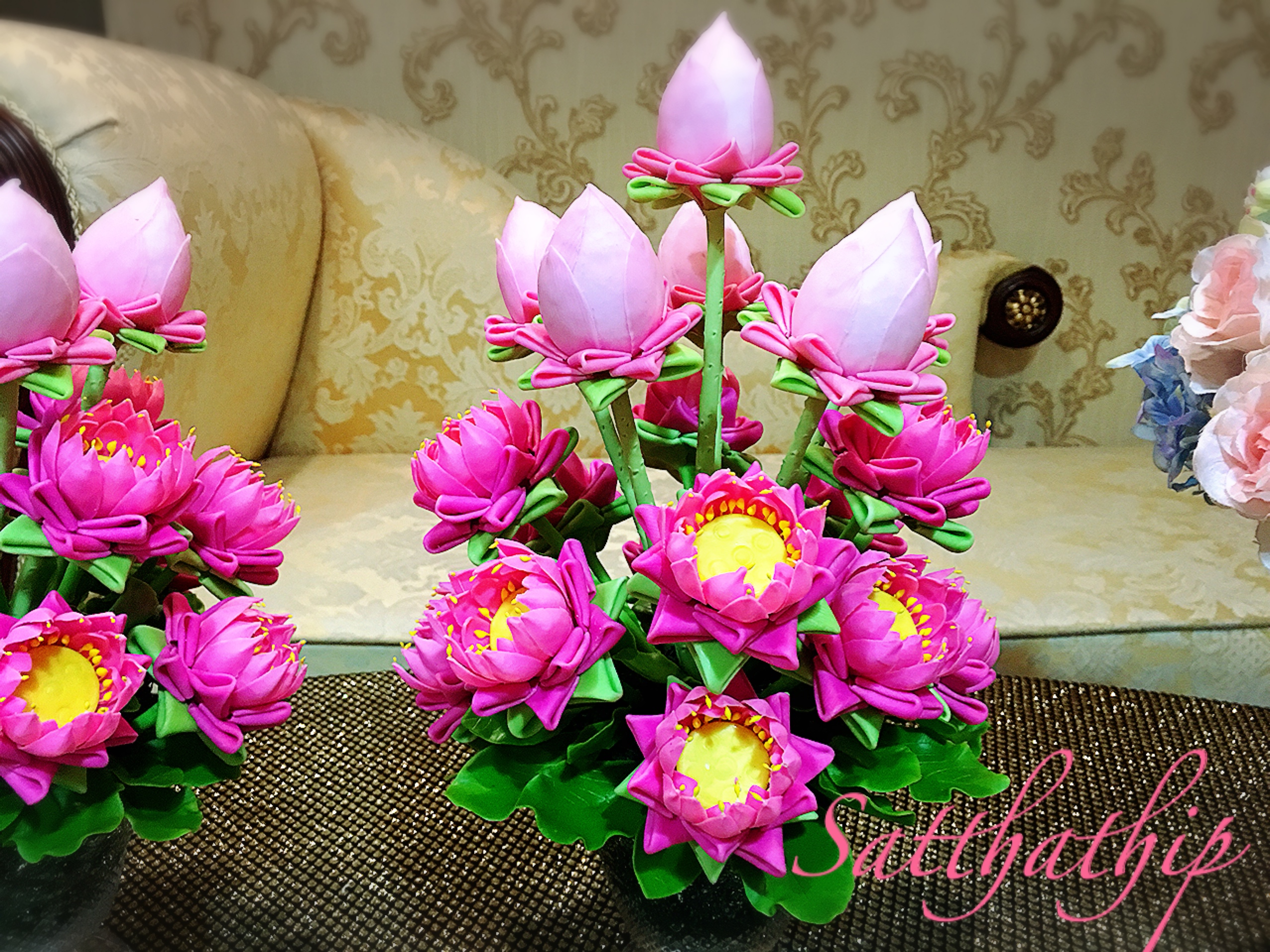 พานดอกบัว - ดอกบัวประดิษฐ์ - แจกันดอกบัวพับ (ข้างละ 18 ดอก) ประดิษฐ์จากดิน - Lotus Flower