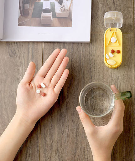 กล่องใส่ยาพร้อมที่ตัดยา,กล่องตัดยา,ที่ตัดเม็ดยา,ที่ตัดยา,มีดหั่นยา