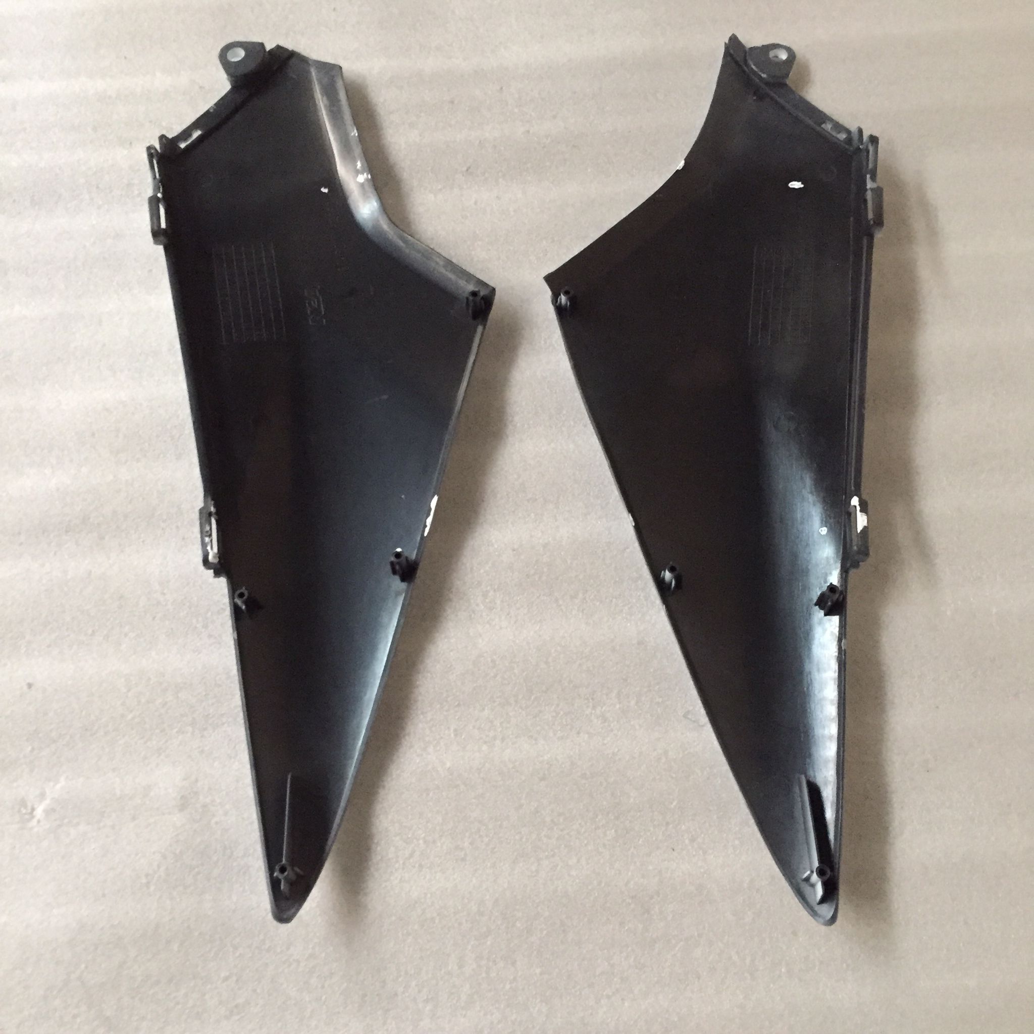 ฝาปิดแบต (ฝาข้างเล็ก) R/L สีขาวใหม่ A96 สำหรับรุ่น WAVE125I ปี 2005 อะไหล่เทียบ NCA (นำเจริญ) 2504HW125IA96 รหัสเทียบ : ขวา64370-KPH-700ZC/ ซ้าย64380-KPH-700ZC