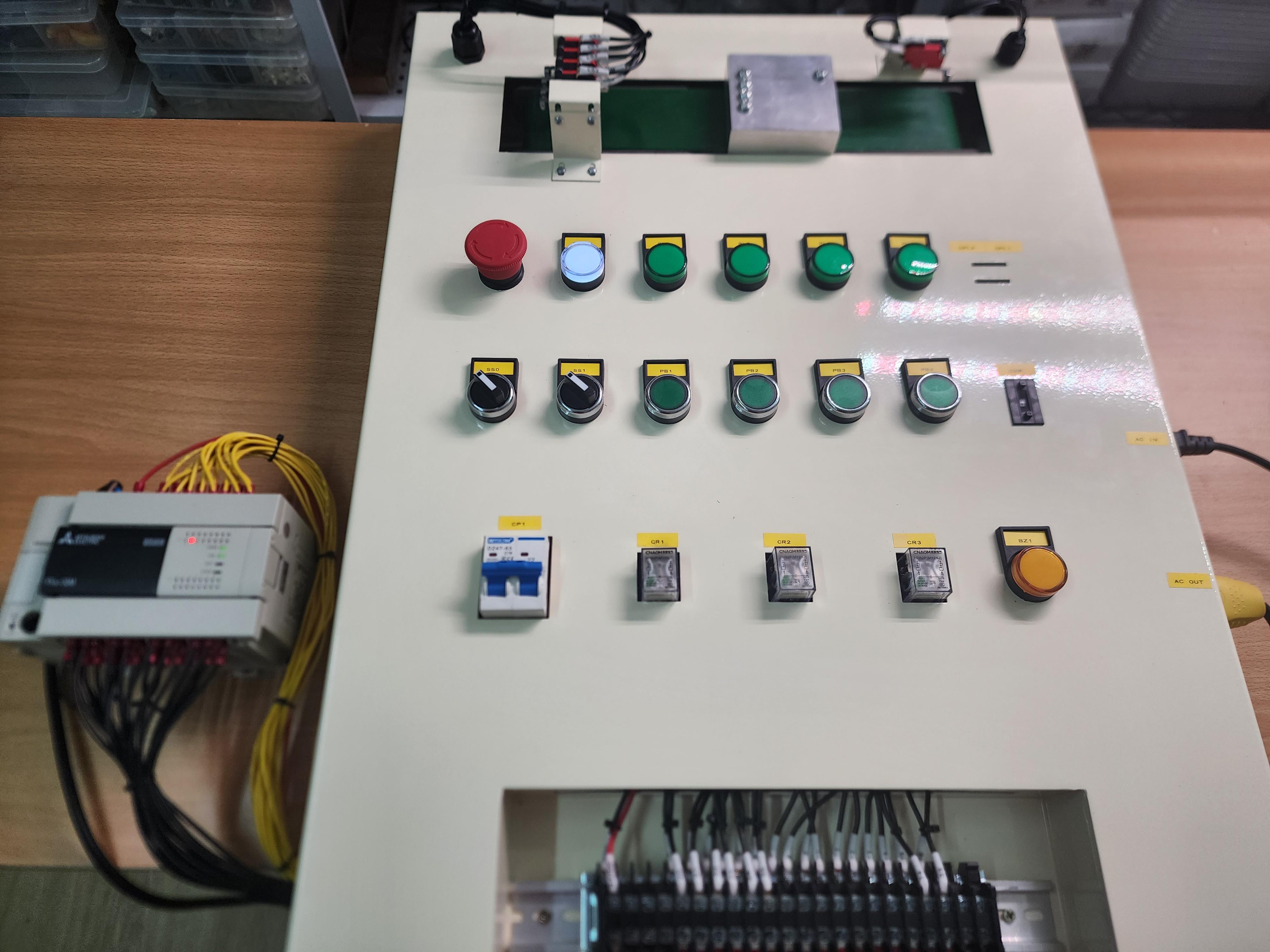 ชุดฝึกอบรม PLC พร้อม ชุด Conveyor สำหรับการจำลองการทำงานเครื่องจักร