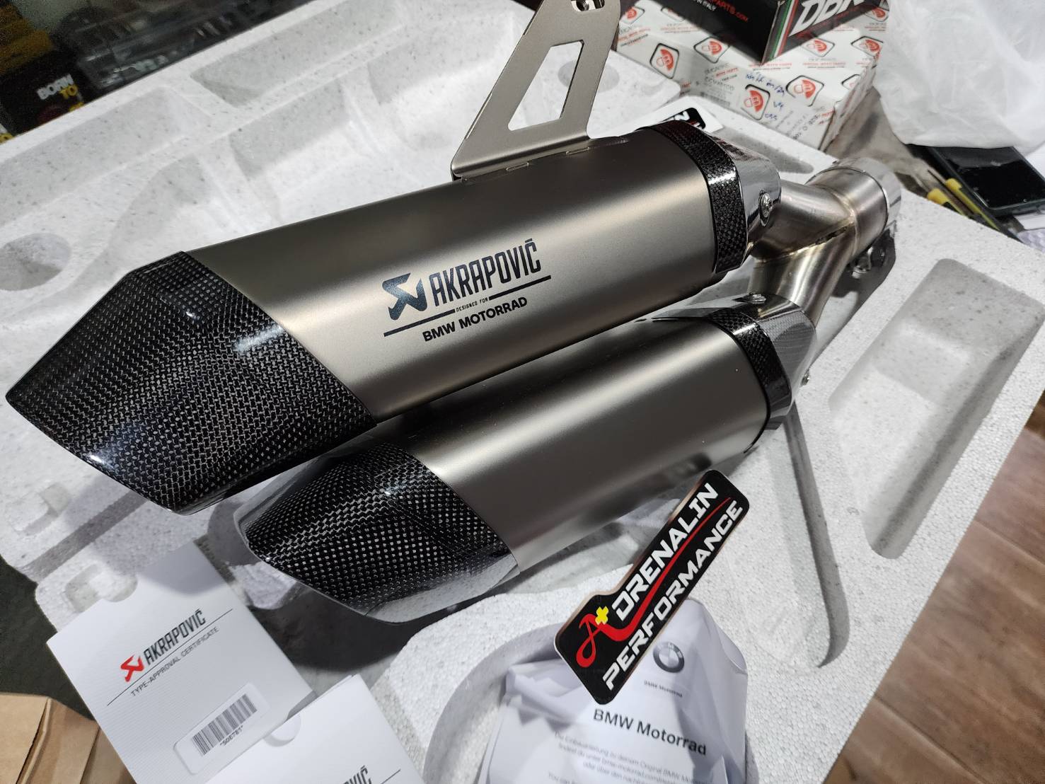 ท่อ Akrapovic Twin HP สลิปออน สำหรับ R1300 GS 2024+ สีไทเทเนียม (For Exhibition only)