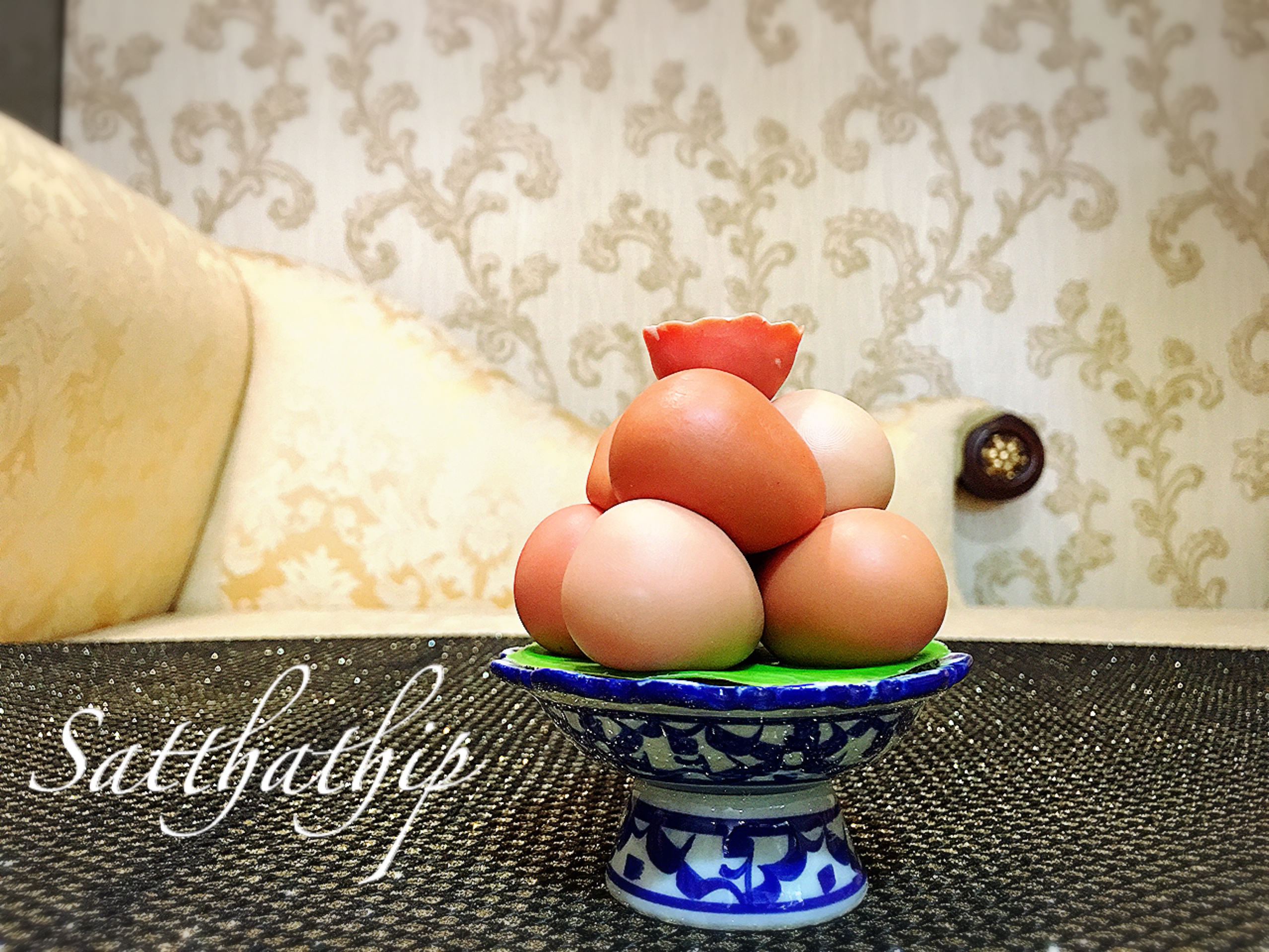 พานไข่ไก่ ประดิษฐ์จากดิน