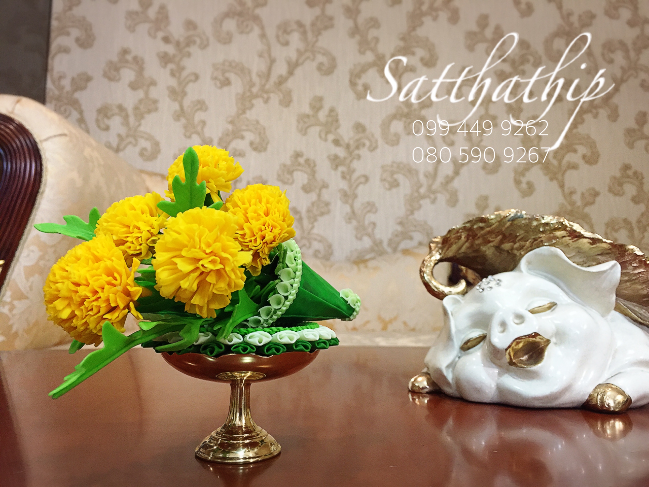 ชุดกรวยดอกดาวเรือง พร้อมถาดใบตอง ประดิษฐ์จากดิน บนพานทองเหลือง - ดอกดาวเรือง - Marigold