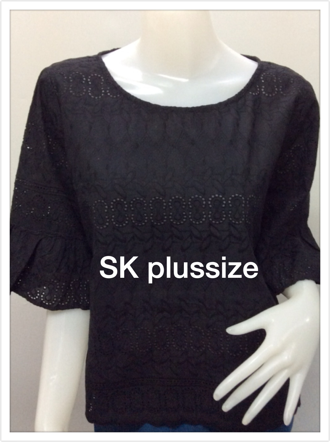 เสื้อคอตตอนฉลุ สีดำ คอปาด แขนต่อระบาย รอบอก 46 นิ้ว