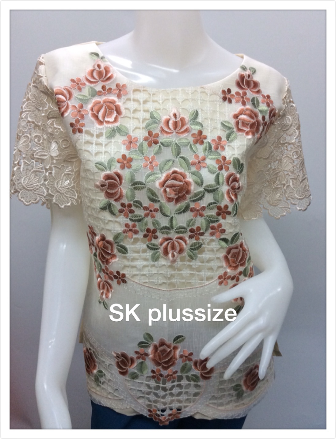 เสื้อลินิน คอปาด แต่งผ้าแก้วปักฉลุ แขนลูกไม้ สีครีม รอบอก 46 นิ้ว