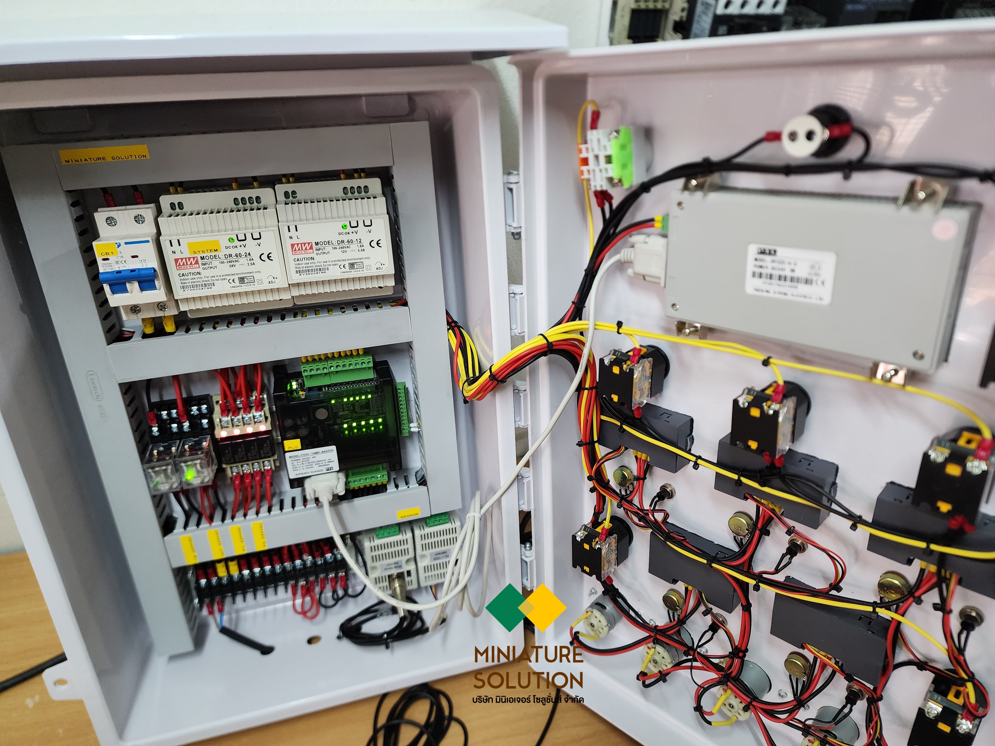 ตู้ระบบควบคุมปุ๋ยปรับค่าสารอาหาร EC ค่าเป็นกรดด่าง PH อัตโนมัติ โดยใช้ PLC Control