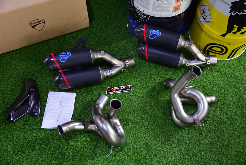 ท่อคู่ Racing termignoni สำหรับ Monster 937 ducati performance ท่อดำปากคาร์บอน พร้อมคอกลาง แทนที่แคต (For Exhibition only)