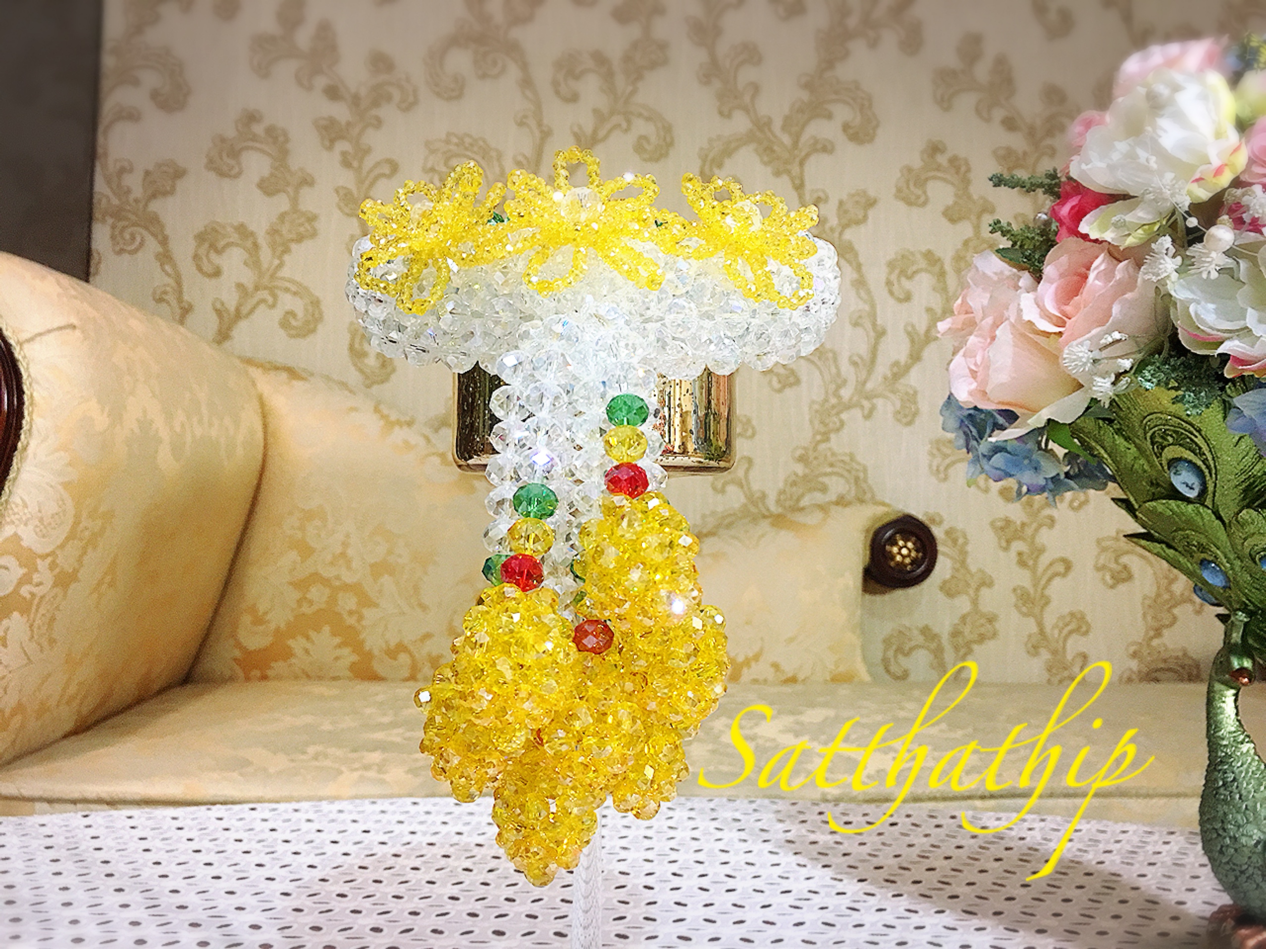 พวงมาลัยคริสตัล ยกดอก สีโทนขาว เหลือง - Crystal Garland