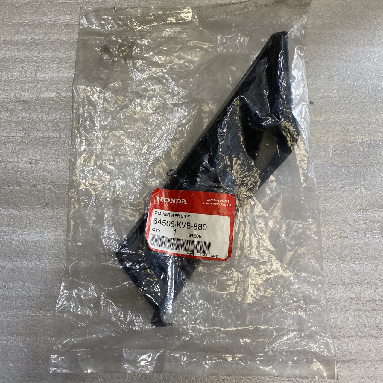 64505-KVB-880 ฝาปิดข้างไฟหน้าขวา CLICK PLAY คาร์บู อะไหล่แท้ HONDA