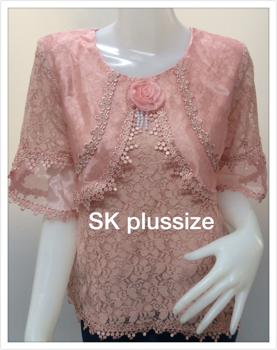 เสื้อลูกไม้ สีกลีบบัว แต่งผ้าแก้วคล้ายเสื้อคลุม รอบอก 36 นิ้ว